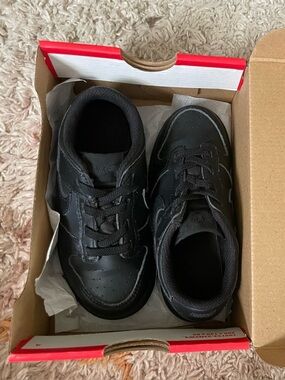 Nike low top black shoes 10c